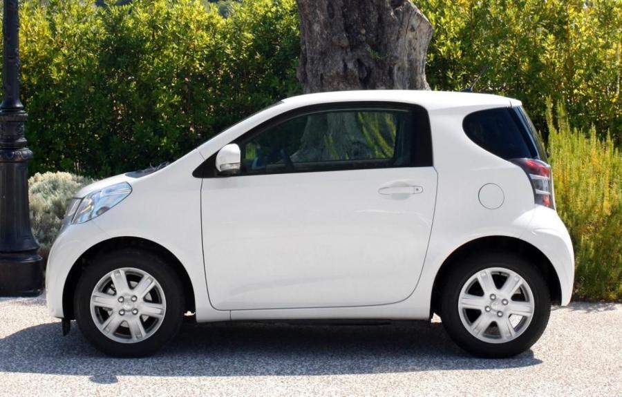  Toyota iQ Production 2012 года  (фото 2 из 10)
